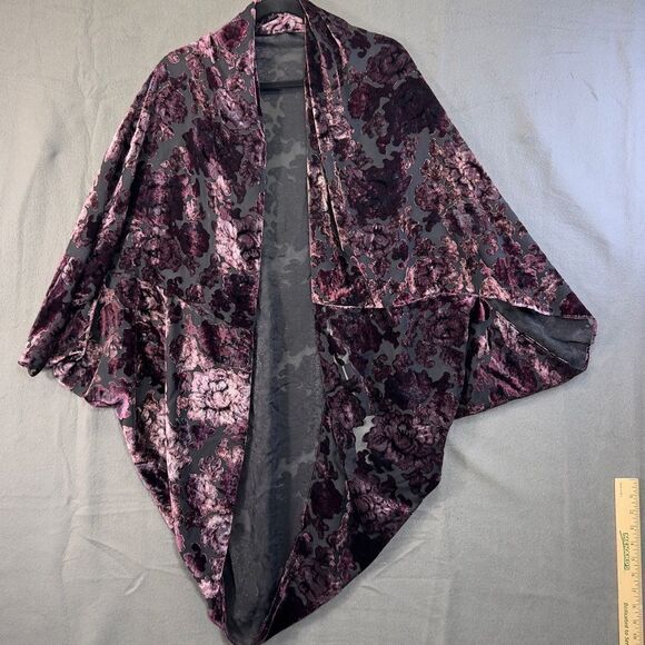 Lucky Brand Tops - Women’s Lucky Brand OS Velvet shaw Kimono purple NWT